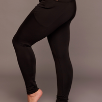 Legging confortable uni noir taille haute avec poches fabriqué au Québec.