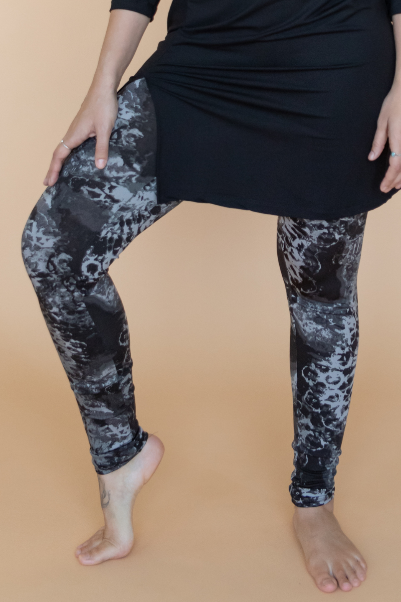 Legging confortable taille haute tie dye gris et noir fabriqué au Québec.