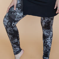 Legging confortable taille haute tie dye gris et noir fabriqué au Québec.