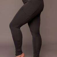 Legging confortable uni gris charbon taille haute avec poches fabriqué au Québec.