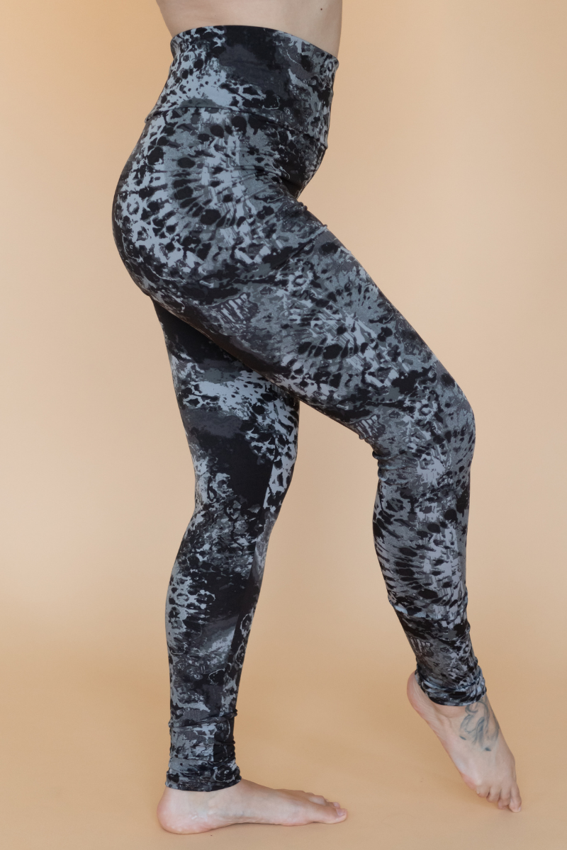 Legging confortable taille haute tie dye gris et noir fabriqué au Québec.