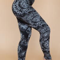 Legging confortable taille haute tie dye gris et noir fabriqué au Québec.
