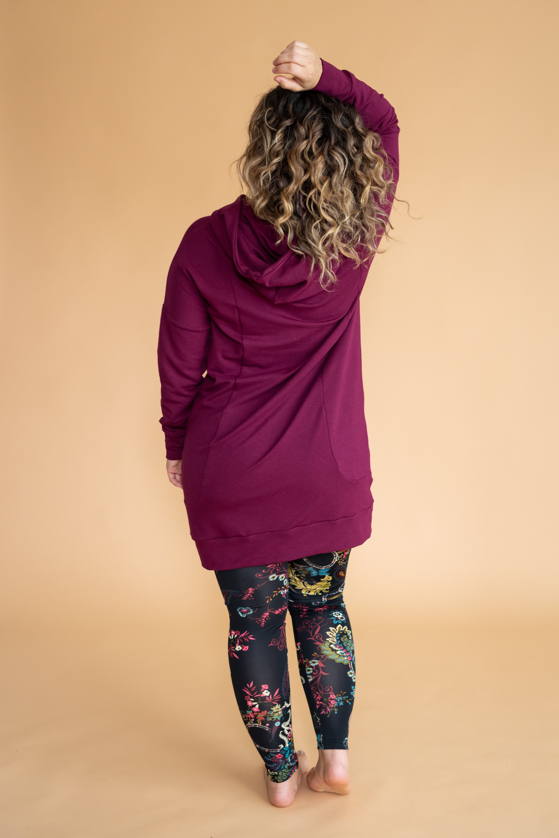 Tunique à capuchon en molleton avec poches couleur rouge grenat fabriquée au Québec, Canada.