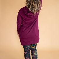 Tunique à capuchon en molleton avec poches couleur rouge grenat fabriquée au Québec, Canada.