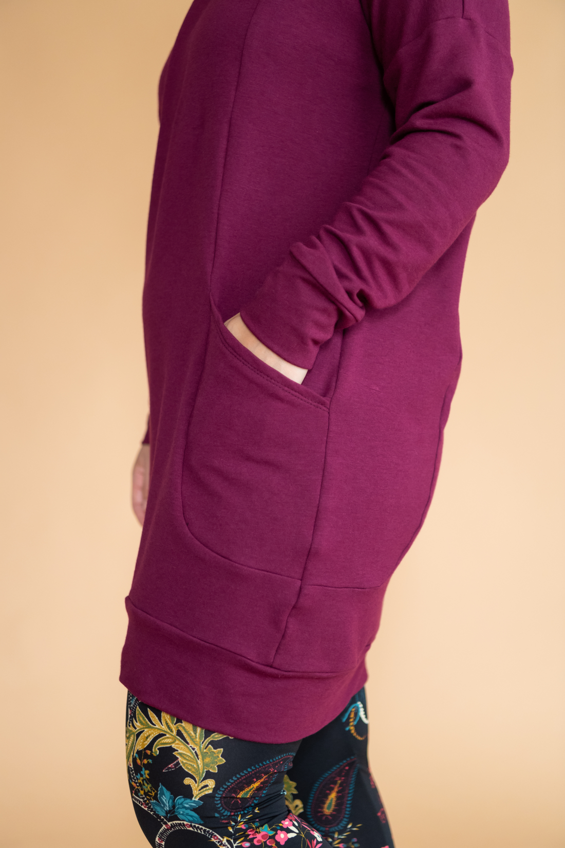 Tunique à capuchon en molleton avec poches couleur rouge grenat fabriquée au Québec, Canada.