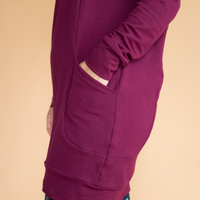 Tunique à capuchon en molleton avec poches couleur rouge grenat fabriquée au Québec, Canada.