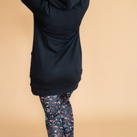 Tunique à capuchon en molleton avec poches couleur noir fabriquée au Québec, Canada.