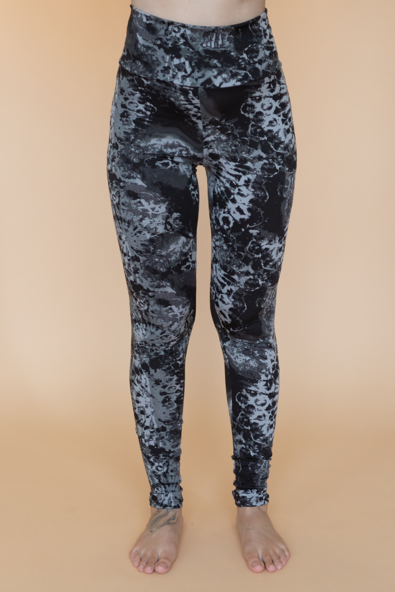 Legging confortable taille haute tie dye gris et noir fabriqué au Québec.