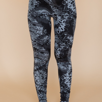 Legging confortable taille haute tie dye gris et noir fabriqué au Québec.