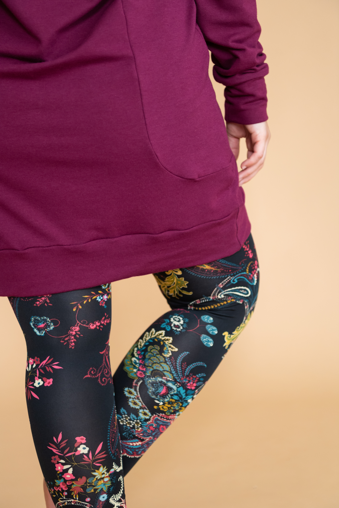 Tunique à capuchon en molleton avec poches couleur rouge grenat fabriquée au Québec, Canada.