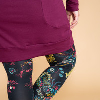 Tunique à capuchon en molleton avec poches couleur rouge grenat fabriquée au Québec, Canada.