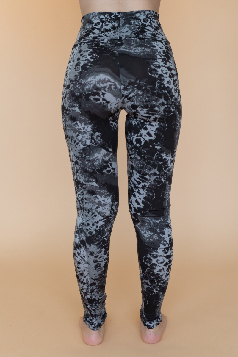 Legging confortable taille haute tie dye gris et noir fabriqué au Québec.