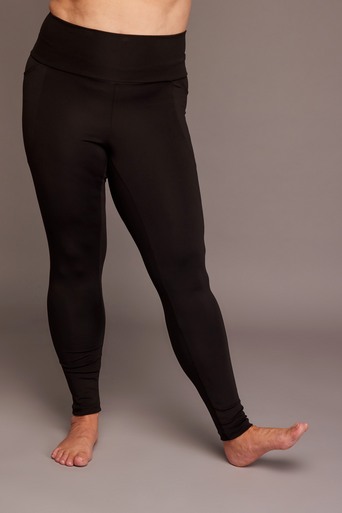 Legging confortable uni noir taille haute avec poches fabriqué au Québec.