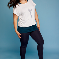 Legging uni confortable bleu marine taille haute avec poches fabriqué au Québec.