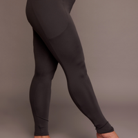 Legging confortable uni gris charbon taille haute avec poches fabriqué au Québec.
