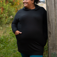 Tunique à capuchon en molleton avec poches couleur noir fabriquée au Québec, Canada.