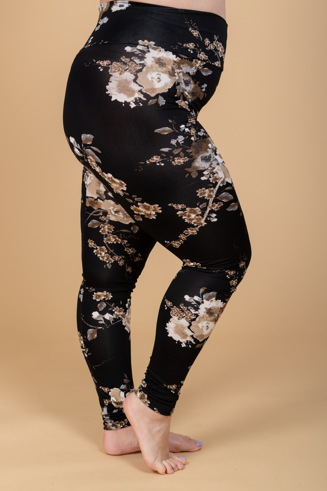 Legging confortable taille haute à motifs fleuris noir, beige et crème fabriqué au Québec.