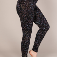 Legging taille haut confortable noir à motifs violets fabriqué au Québec.
