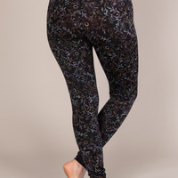 Legging taille haut confortable noir à motifs violets fabriqué au Québec.