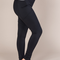 Legging doux effet polar noir taille haute avec poches fabriqué au Québec.