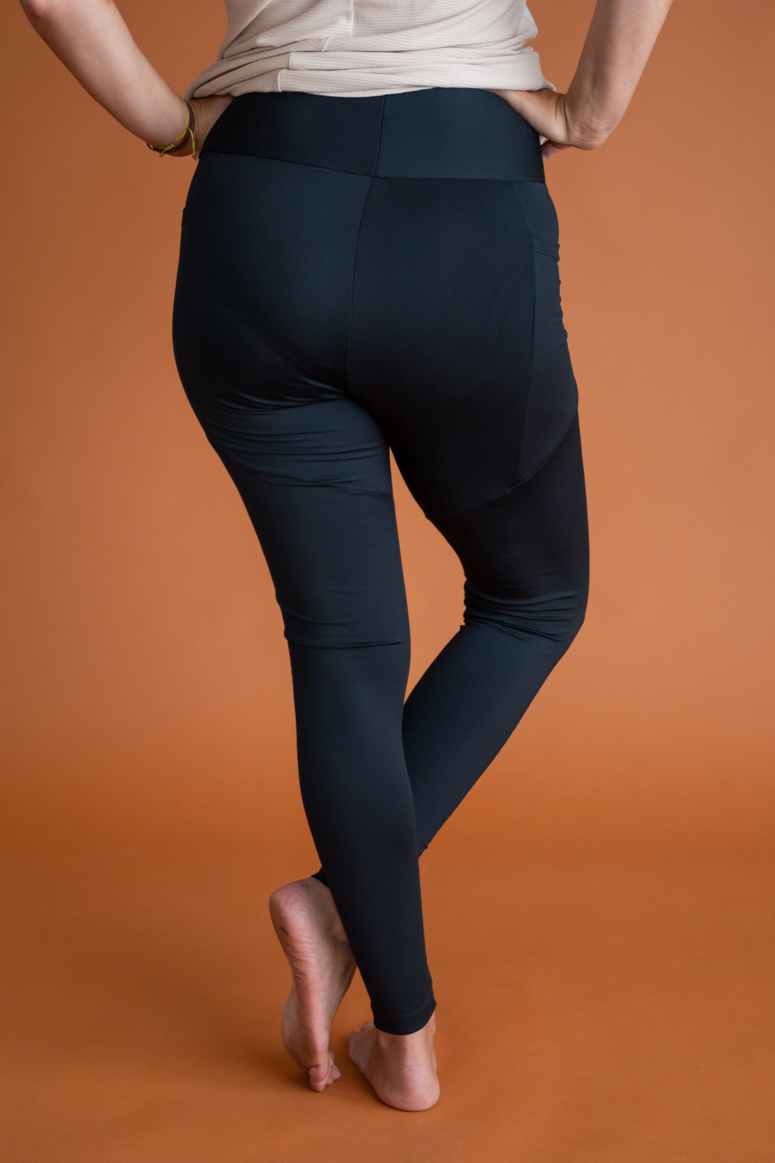 Legging doux effet polar noir taille haute avec poches fabriqué au Québec.