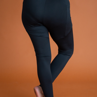 Legging doux effet polar noir taille haute avec poches fabriqué au Québec.