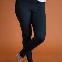 Legging doux effet polar noir taille haute avec poches fabriqué au Québec.