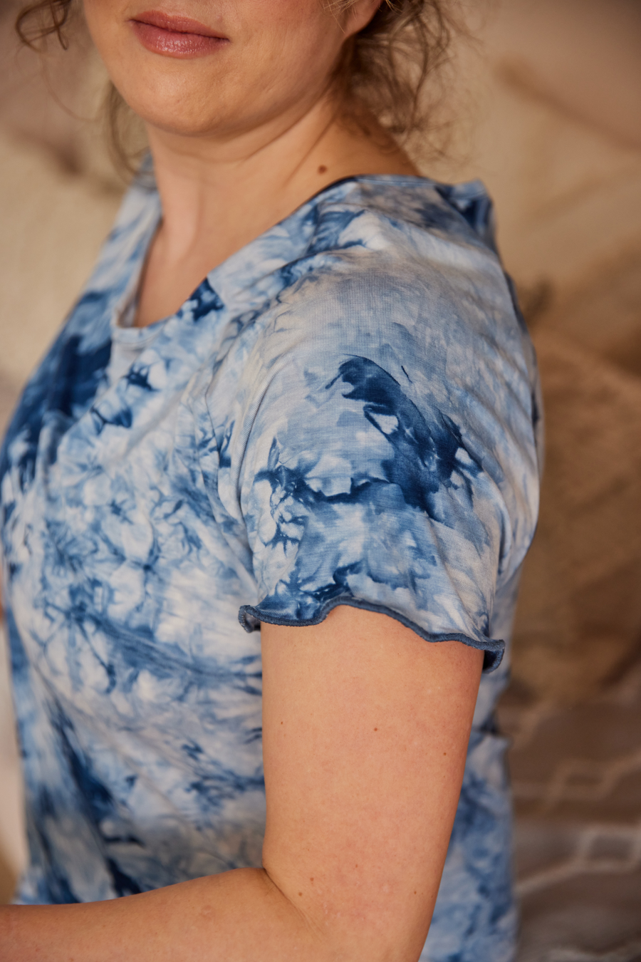 Robe détente nuisette manches courtes tie-dye bleue fabriquée au Québec.