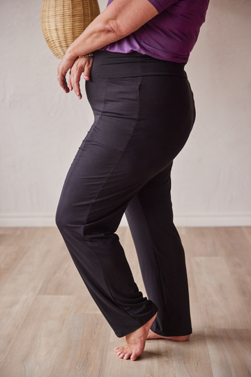 Pantalon tout-aller noir avec poches pour femmes fabriqué au Québec.