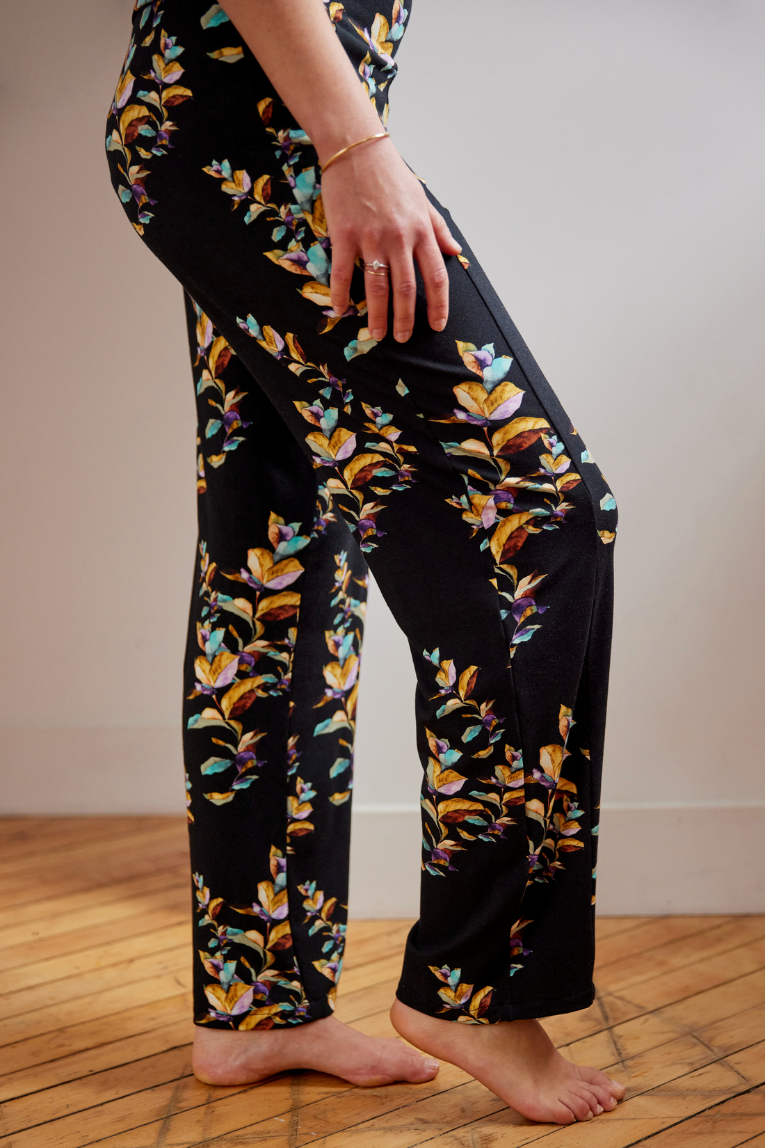 Pantalon tout-aller à motifs avec poches pour femmes fabriqué au Québec.