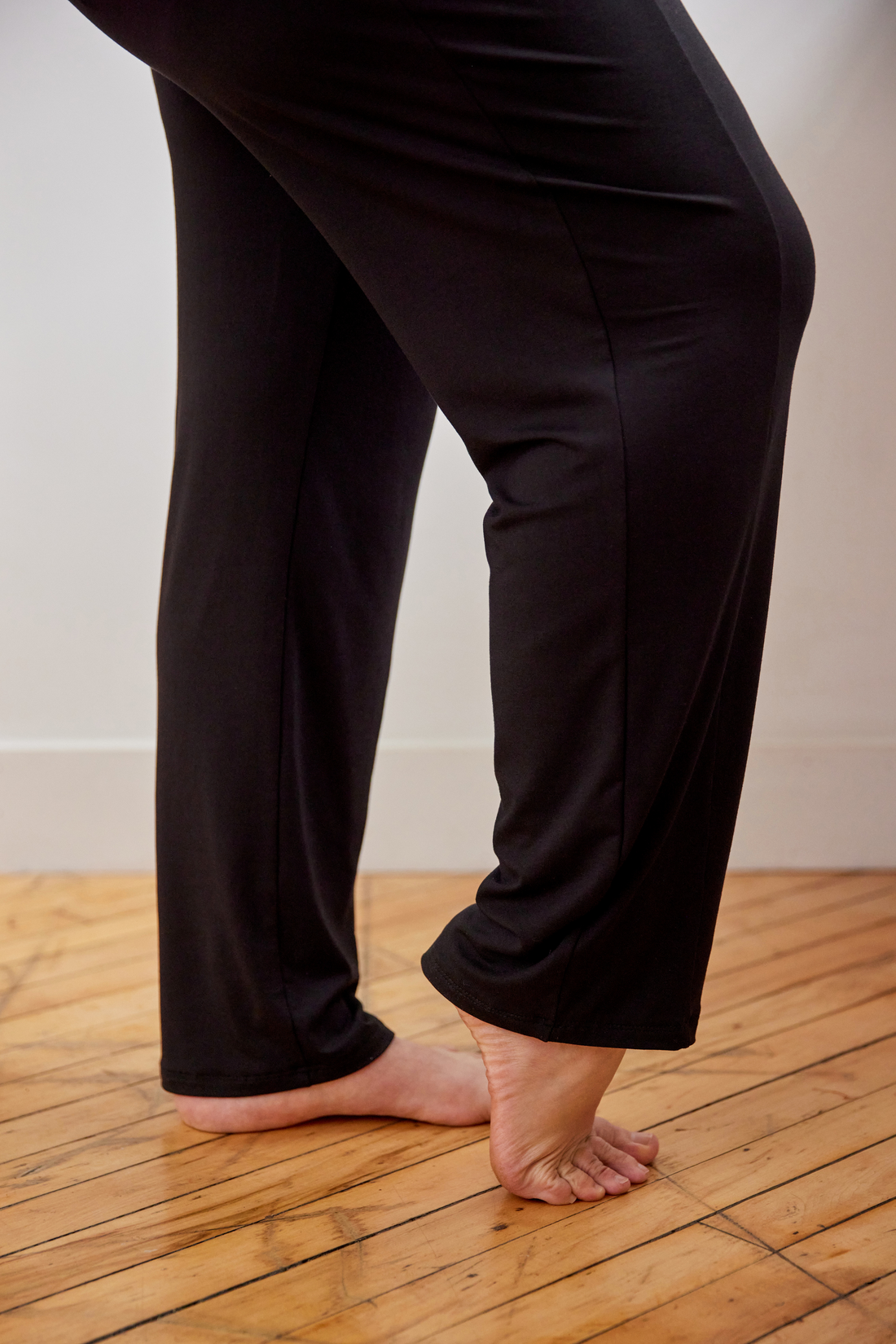 Pantalon tout-aller noir avec poches pour femmes fabriqué au Québec.