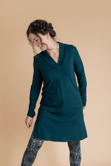Blouse longue col V vert chasseur à manches longues fabriquée au Québec, Canada