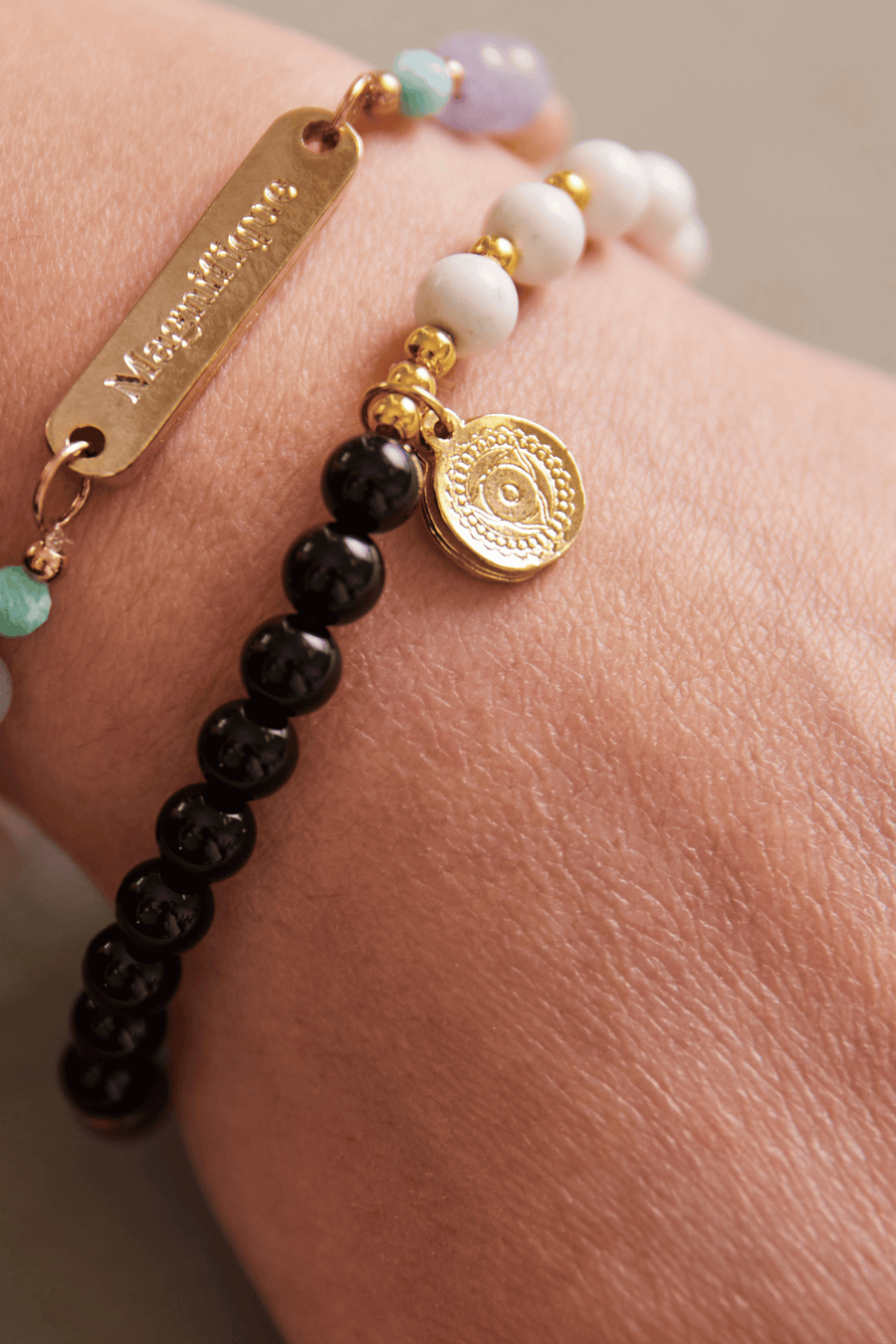 Bracelet de pierres semi-précieuses avec breloque Mandala fait au Québec.