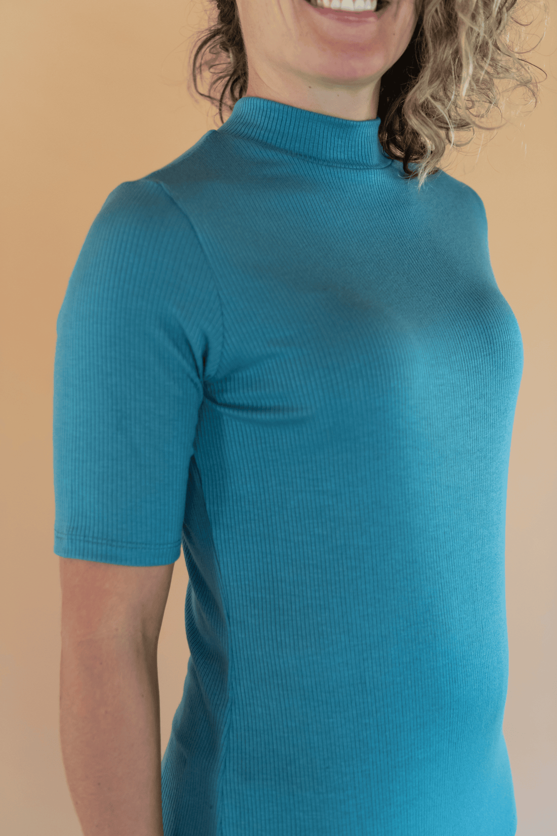 Haut pour femmes bleu pâle à manches courtes et col montant en tissu rib fait au Québec, Canada.