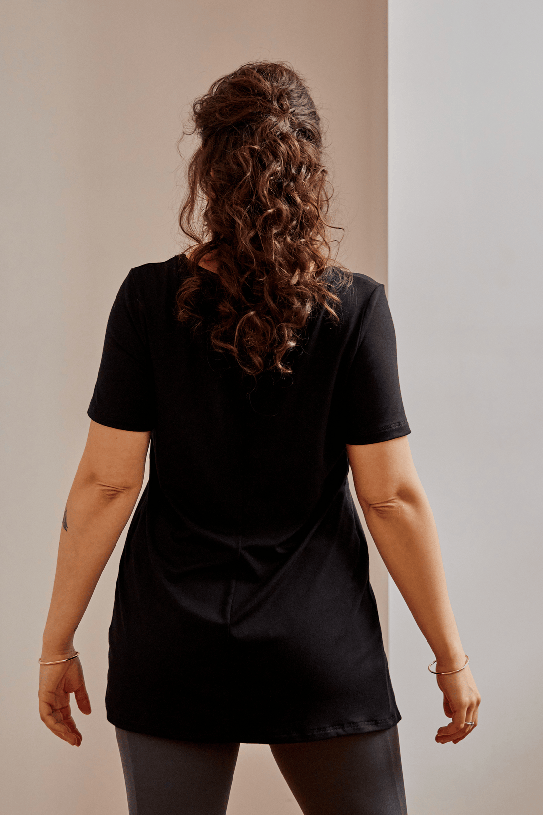 Haut t-shirt col V à fente noir pour femmes fait au Québec, Canada.