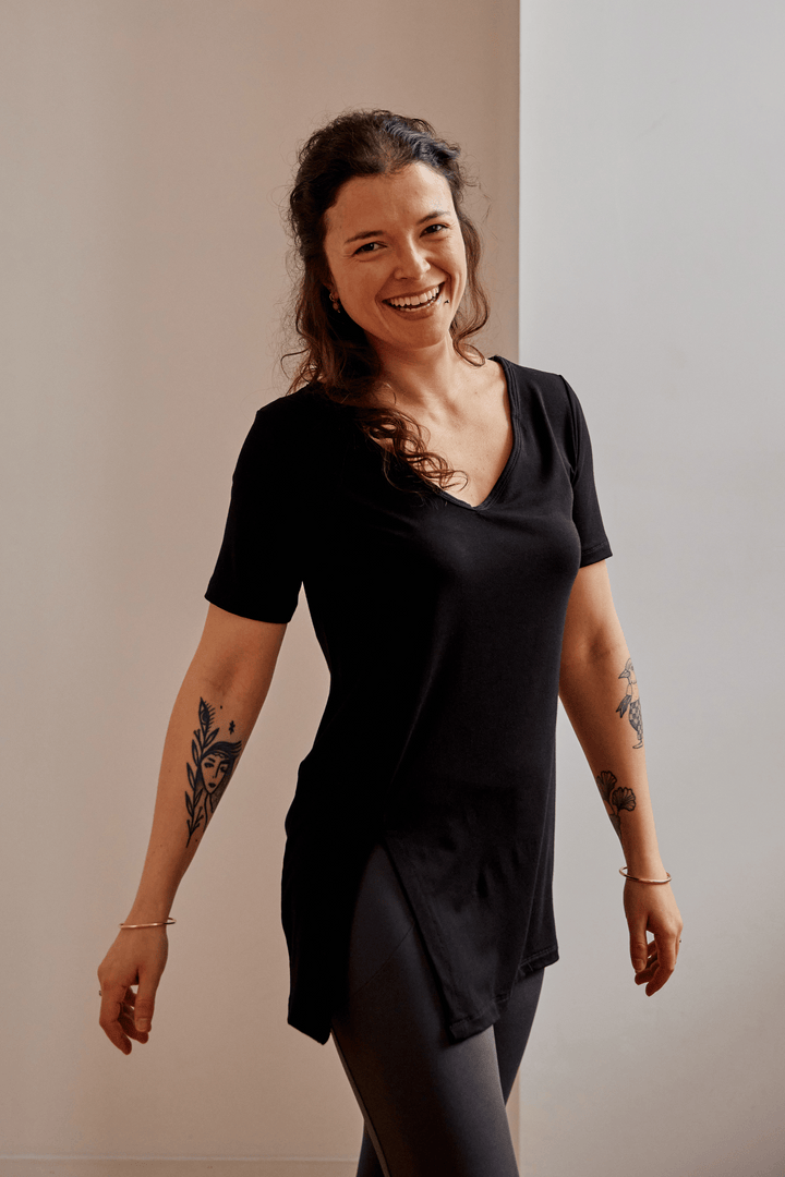 Haut t-shirt col V à fente noir pour femmes fait au Québec, Canada.