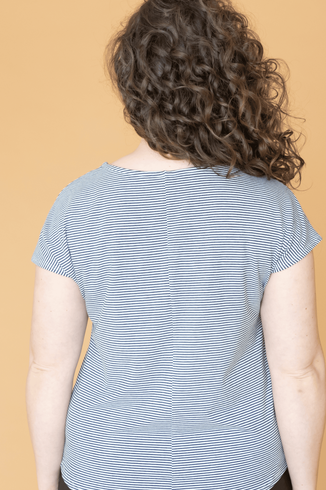 Haut t-shirt rayé gris charbon à manches courtes pour femmes fabriqué au Québec, Canada.