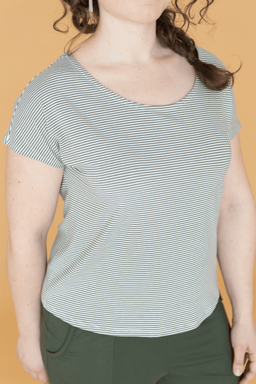 Haut t-shirt rayé vert olive à manches courtes pour femmes fait au Québec, Canada.