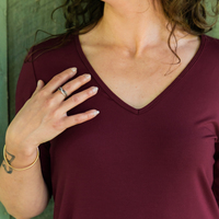 Haut essentiel col V - amarante