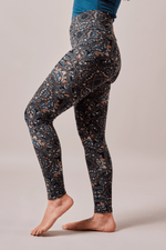 Legging avec des  motifs Mayurah, mandala, fond noir émeraude turquoise , paon, fait au Québec, Canada. 