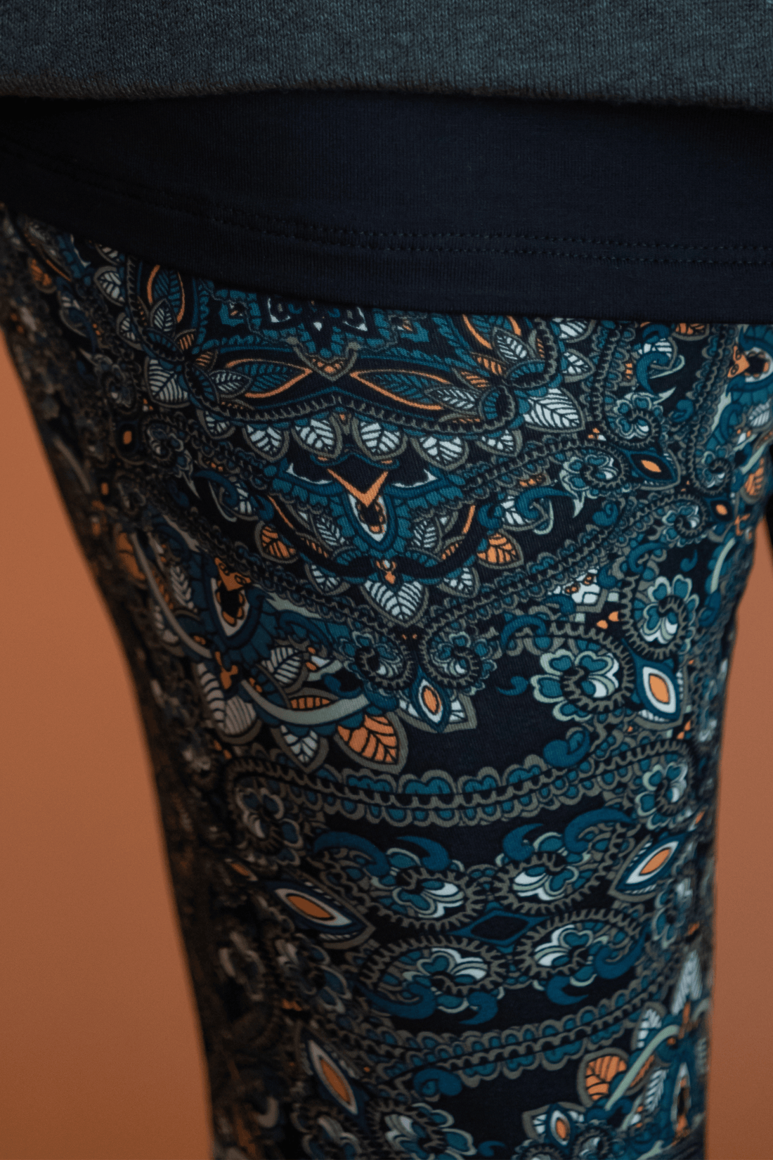 Legging avec des  motifs Mayurah, mandala, fond noir émeraude turquoise , paon, fait au Québec, Canada. 