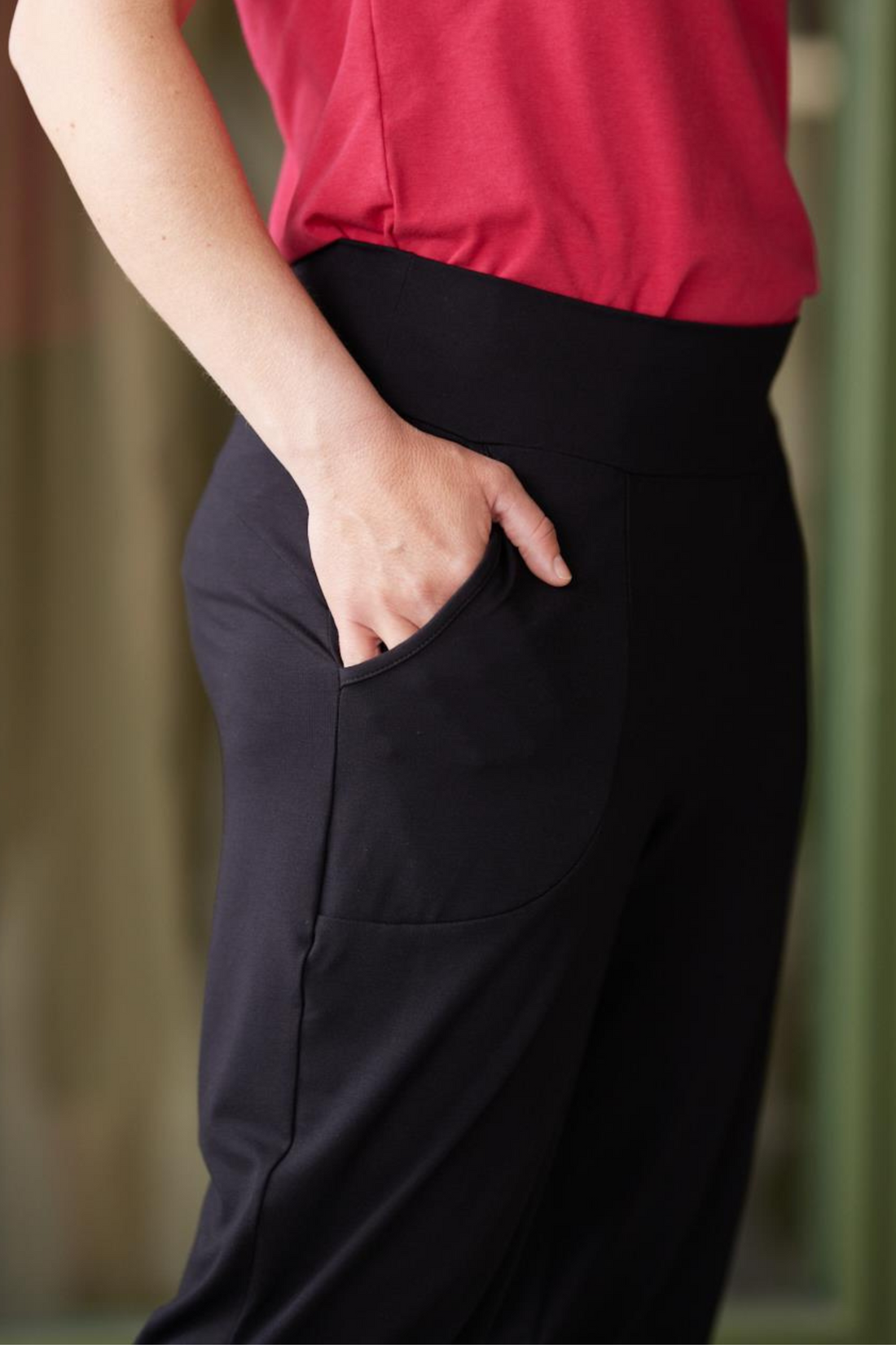 Pantalon trois-quarts capri confortable avec poches noir fabriqué au Québec.