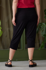 Pantalon trois-quarts capri confortable avec poches noir fabriqué au Québec.