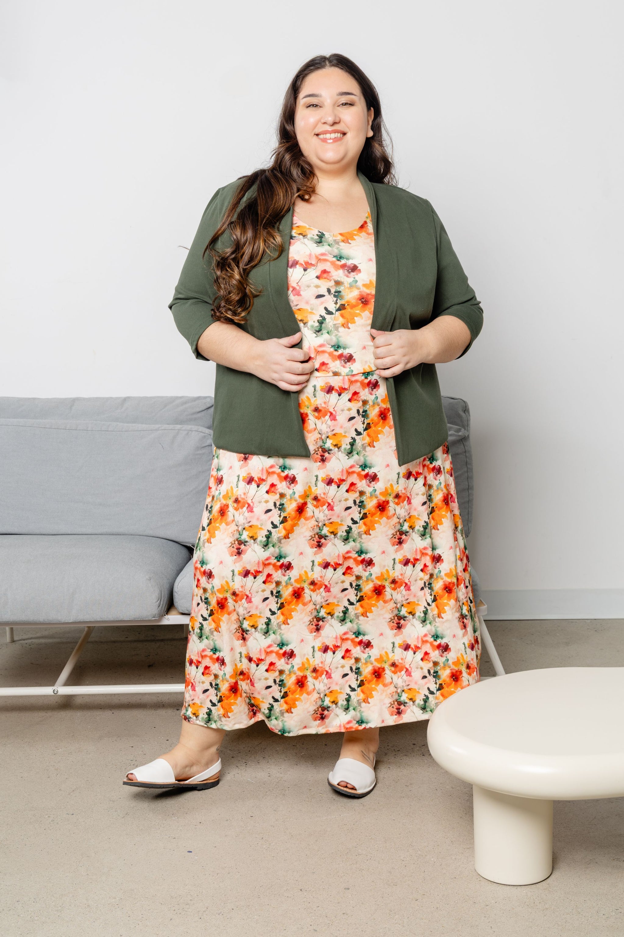 Robe pour femme au dos ouvert dans l’imprimé Vivacité, faite au Québec.