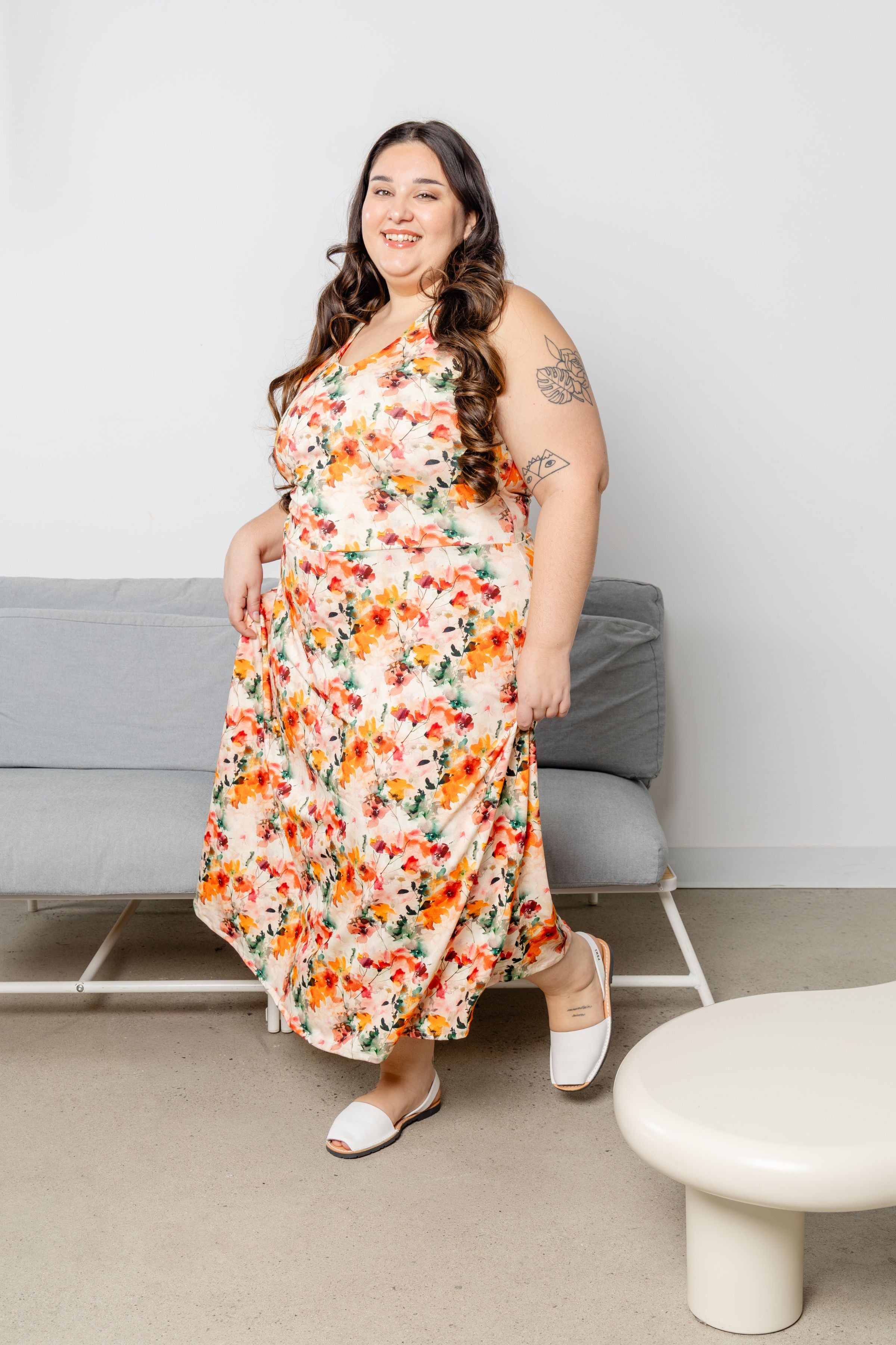 Robe pour femme au dos ouvert dans l’imprimé Vivacité, faite au Québec.