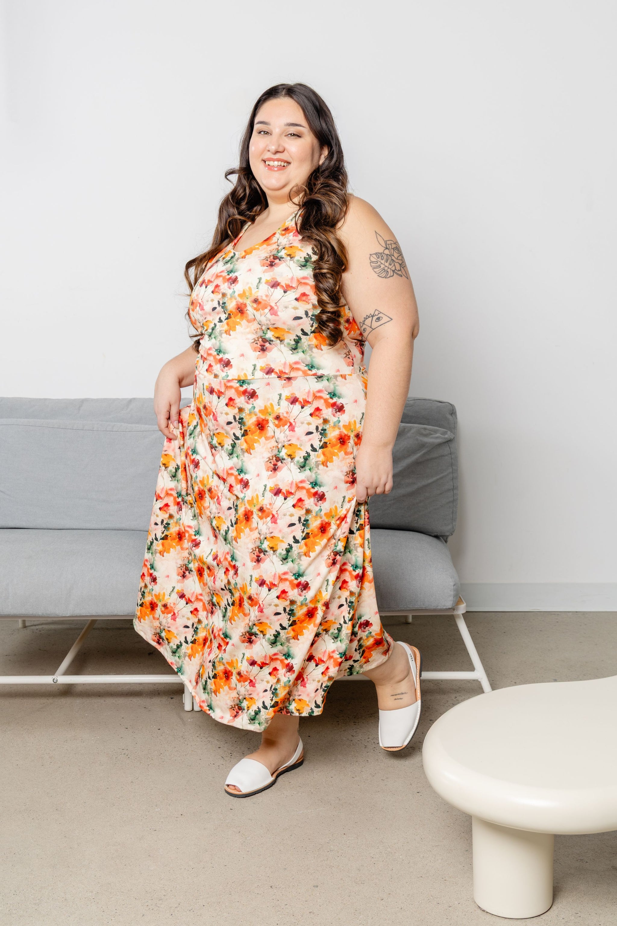 Robe pour femme au dos ouvert dans l’imprimé Vivacité, faite au Québec.