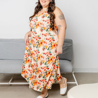 Robe pour femme au dos ouvert dans l’imprimé Vivacité, faite au Québec.