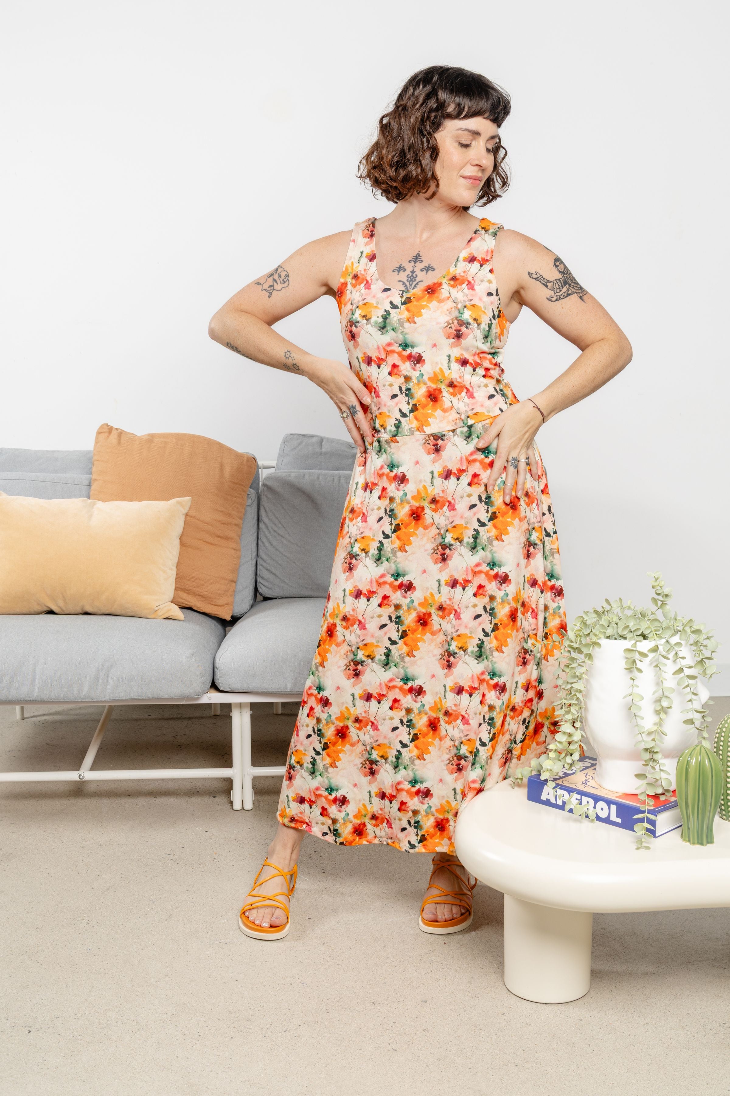 Robe pour femme au dos ouvert dans l’imprimé Vivacité, faite au Québec.