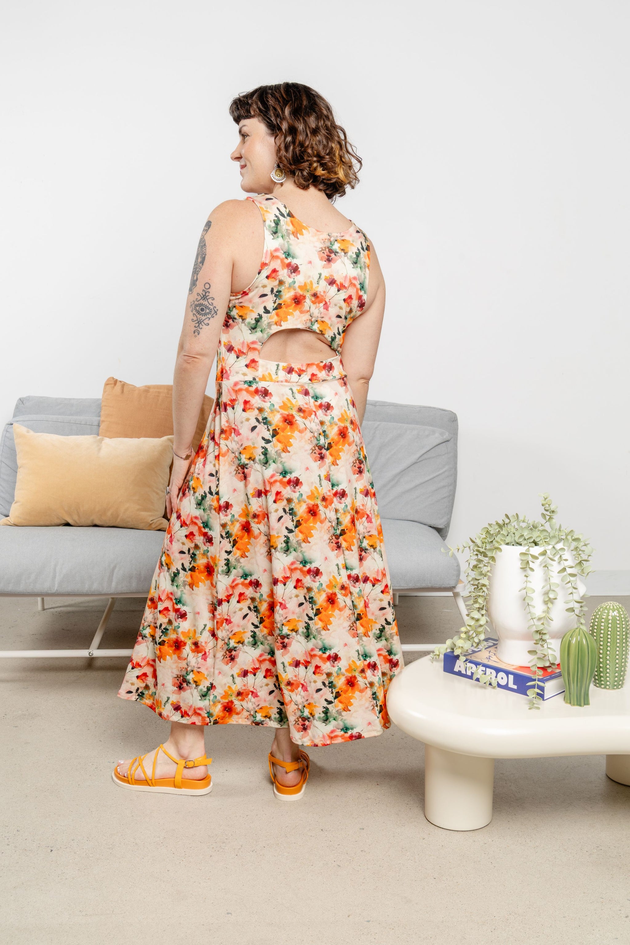 Robe pour femme au dos ouvert dans l’imprimé Vivacité, faite au Québec.