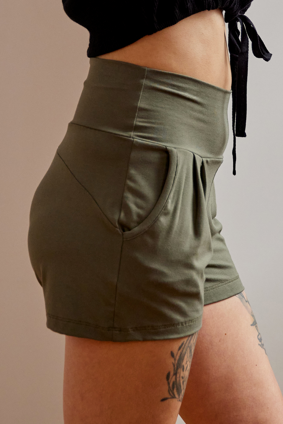 Short pour femme vert khaki confortable avec poches fabriqué au Québec.